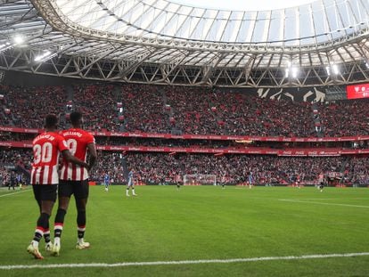 Los hermanos Williams celebran el primer gol de Iñaki ante el Betis, durante el partido de Liga de diciembre.