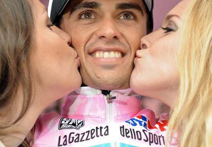 El español Alberto Contador recibe el beso de dos azafatas con la "maglia rosa", tras conseguir el liderazgp tras la disputa de la 15ª etapa del Giro de Italia de ciclismo disputada entre .Arabba y Passo Fedaia en el puerto de la Marmolada, en 2008.