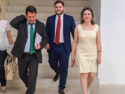 El presidente de Castilla-La Mancha, Emiliano Garc&iacute;a-Page, junto a miembros de su Gobierno.