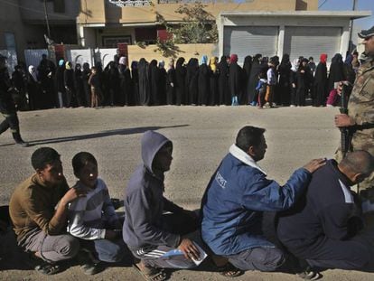 CIudadanos iraquíes esperan para recibir víveres en el barrio de al-Arbajiyeh, en Mosul (Irak), el pasado 19 de noviembre.