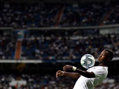 Vinicius controla el balón con el pecho en el partido contra Osasuna.