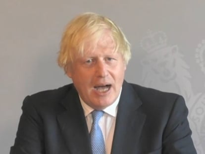 El primer ministro británico, Boris Johnson, responde este miércoles a preguntas del Parlamento desde su confinamiento.