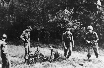 Miembros de la misión secreta Alsos localizaron 659 de los 664 cubos de uranio del experimento de Heisenberg enterreados en un campo cercano a Haigerloch.