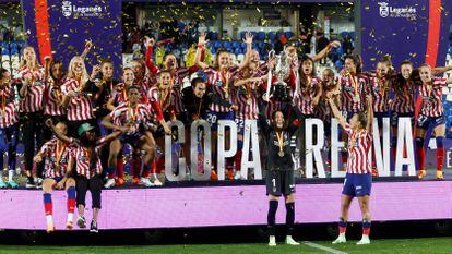 Las jugadoras del Atlético de Madrid celebran la victoria.