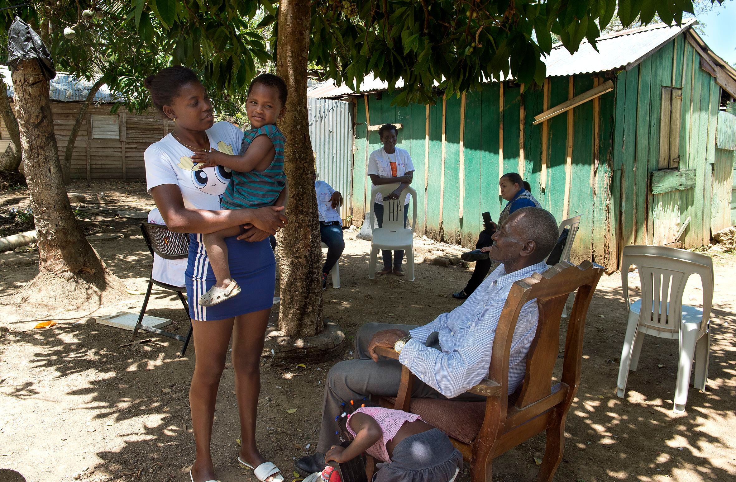 Without family support to help her care for her children, Yésica Prensa isn’t able to resume her studies or find a job. In this photograph, she speaks with her grandfather – her only close relative – who is a pastor in the community of Mata los Indios.