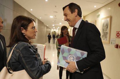 Los portavoces parlamentarios del PSOE y PP, Adriana Lastra y Rafael Hernando. 