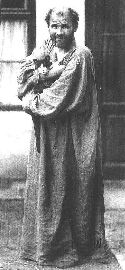 Klimt, en una foto de 1912 y, a la izquierda, <i>El beso.</i>