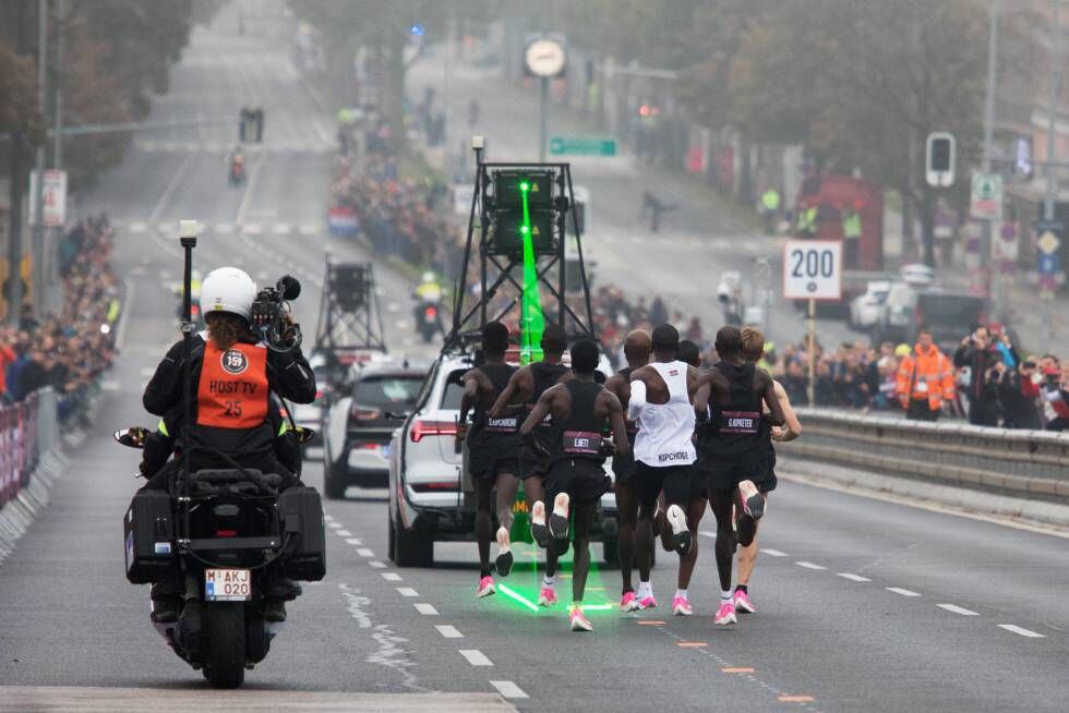 Eliud Kipchoge, de blanco, tras liebres y coche en Viena.