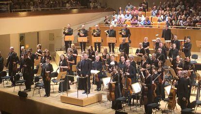 El director Thierry Fischer y los integrantes de la Orquesta del Siglo de las Luces, ayer en el Auditorio Nacional de Madrid