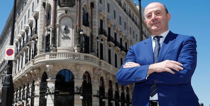 El CEO de OHLA, José Antonio Fernández Gallar, ante el hotel Four Seasons de Madrid.