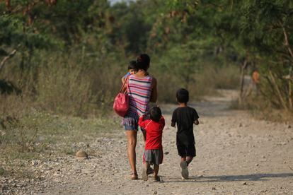 Una migrante venezolana y sus hijos ingresan ilegalmente a Colombia, en Cúcuta, Colombia, en el 2019.