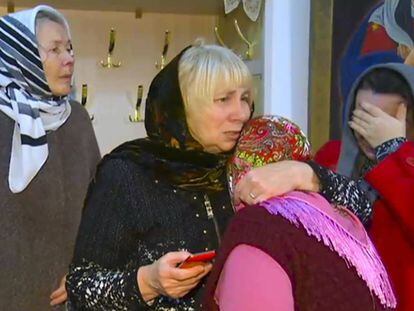 Captura de un v&iacute;deo de la televisi&oacute;n rusa RU-RTR donde aparecen algunos fieles tras el ataque de este domingo a una iglesia en la ciudad de Kizlyar .
