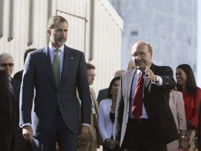 El rey Felipe VI conversa con el director del Instituto de Astrof&iacute;sica de Canarias, Rafael Rebolo.