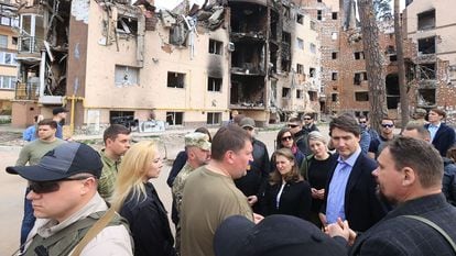 El primer ministro de Canadá Justin, Trudeau (con camisa azul y chaqueta), de visita en Irpin, a las afueras de Kiev (Ucrania), este domingo.