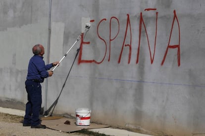 Una persona tapa una pintada contra Espanya.