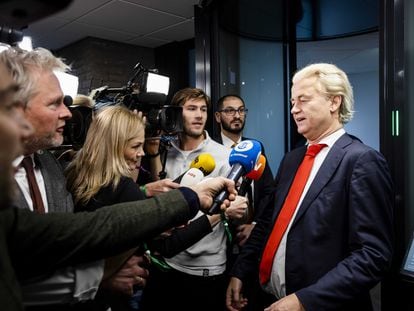 Geert Wilders, ganador de las elecciones generales de Países Bajos, atiende a los medios tras una reunión con los líderes de los partidos en el Parlamento, este viernes en La Haya.