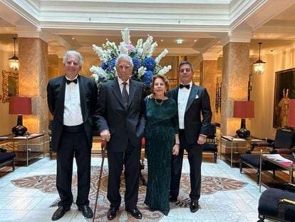 Mario Vargas Llosa y Patricia Llosa con sus hijos, Álvaro (izquierda) y Gonzalo (derecha), en Salzburgo este verano.