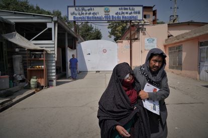 Una pareja sale del hospital 100 Camas de Kabul, donde el año pasado fueron asesinadas 25 personas.