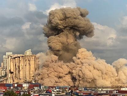 El derrumbe de la cara norte de los silos de Beirut provoca una nube de humo y polvo.