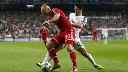Isco pugna con Robben por el balón durante la ida de las semifinales.