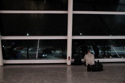 El Aeroparque Jorge Newbery, en la Ciudad de Buenos Aires, se ha convertido en un refugio para todos aquellos que ante la falta de una vivienda buscan un sitio donde descansar. En la imagen, un hombre toma mate mientras espera las altas horas de la noche cuando los pasajeros ya no transitan por el aeropuerto y puede descansar.
