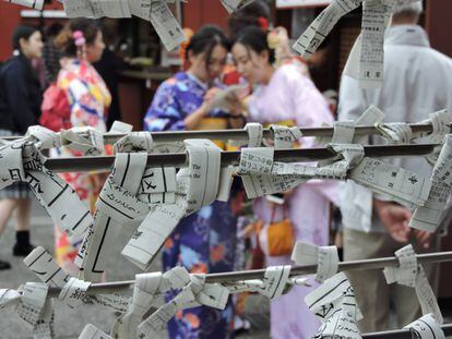 Papelitos de la fortuna omikuji en el templo Sensoji.