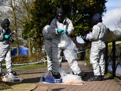 La policía recoge muestras en marzo, tras el envenenamiento de Skripal. En vídeo, declaraciones de la directora del Hospital del Distrito de Salisbury.