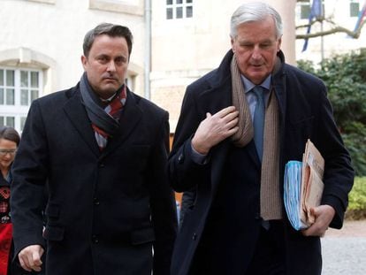 Barnier, a la derecha, junto al primer ministro de Luxemburgo,  Xavier Bettel.