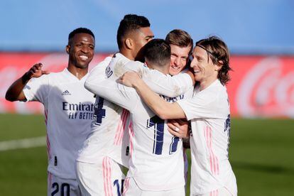 Casemiro, Kroos y Modric celebran junto a Lucas Vázquez y Vinicius un gol del Madrid ante el Valencia.