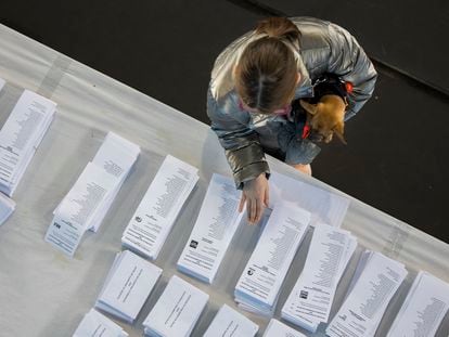 Una mujer ejerce su derecho al voto en un colegio electoral en A Coruña, durante la jornada electoral de este domingo.