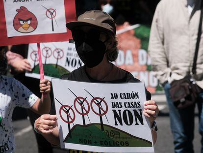 Una mujer sostiene una pancarta durante la manifestación de esta mañana en Santiago.