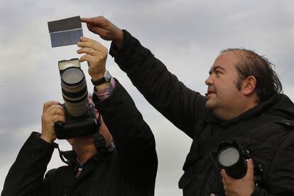 Fotògrafs es protegeixen per captar imatges de l'eclipsi de Sol a Sabadell.
