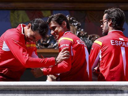 Ferrer, en el centro, bromea con Nadal (i) en presencia de Feliciano.