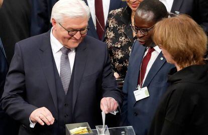 Frank-Walter Steinmeier, nuevo presidente federal de Alemania, vota en la Asamblea Federal celebrada el domingo en Berl&iacute;n.  