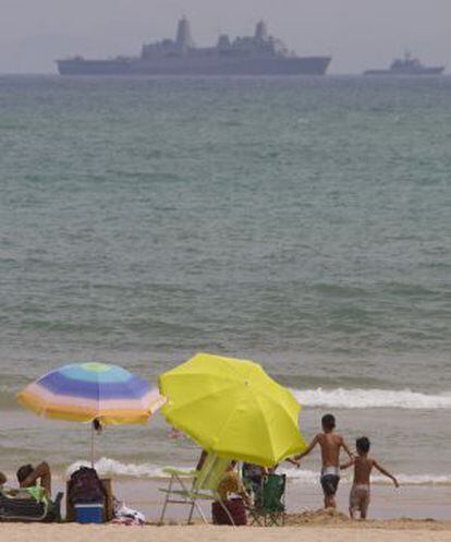 Maniobras militares frente a la playa del Carmen de Barbate.