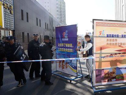 Polic&iacute;as chinos tapan con carteles el acceso al tribunal donde se juzga a un profesor en Urumqi (Xinjang) en septiembre.