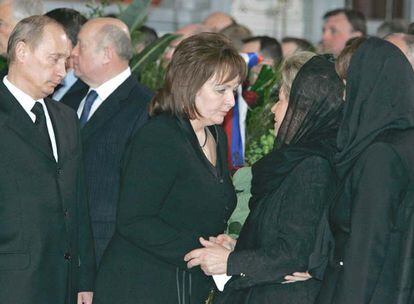 Vladímir Putin y su entonces esposa, Liudmila, dan el pésame a la viuda del expresidente ruso Boris Yeltsin en 2007.