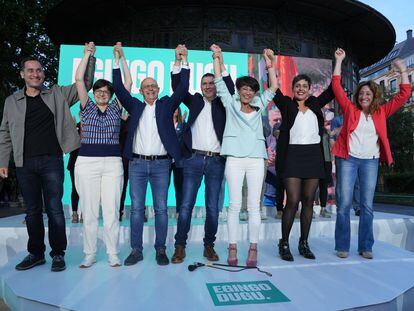 Otegi, en el centro, con los varios de los candidatos de EH Bildu para estos comicios municipales, el pasado 26 de mayo en San Sebastián.