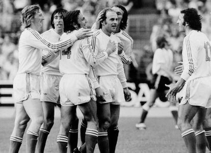 Los jugadores de la selección de Polonia celebran el gol durante el partido contra Argentina en 1974.