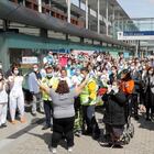 Personal sanitario durante el acto de cierre del hospital de campaña de Ifema el 1 de mayo, 40 días después de comenzar a recibir sus primeros pacientes. Sus intalacione permaneces latentes ante la posibilidad de que vuelva a ser necesario abrirlo si hay un rebrote de la covid-19.