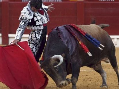Morante de la Puebla, en su faena con la muleta al segundo de su lote.