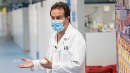 Fernando Prados, ex director gerente del Hospital Isabel Zendal de Madrid, en el centro el pasado febrero.