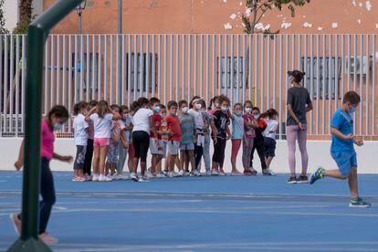 Alumnos del colegio Raimundo Lulio en Camas (Sevilla), usan mascarilla en exterior durante una clase de Educación Física.