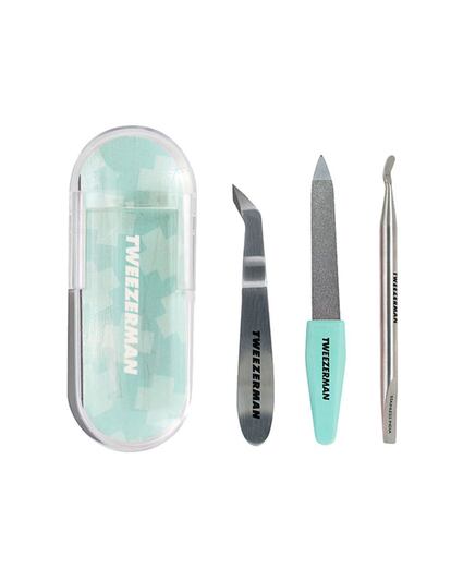 Mini kit de viaje con todo lo que necesitas para una manicura o pedicura de emergencia. Lo fabrica Tweezerman y cuesta 17,81 euros.