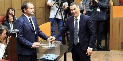 El político nacionalista corso Gilles Simeoni vota en las elecciones regionales del pasado 17 de diciembre en Ajaccio, Córcega.