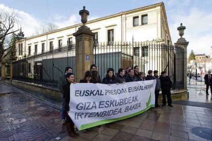 Parlamentarios de EH Bildu se concentran ante la sede de la Cámara en apoyo a los presos de ETA.