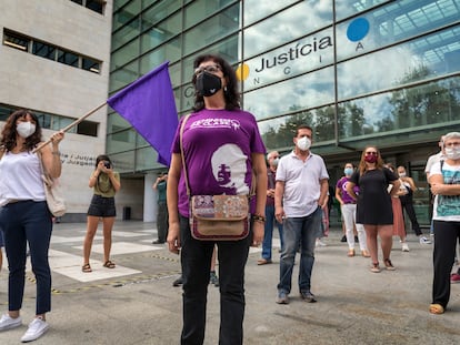 Protesta feminista ante la Ciudad de la Justicia de Valencia, coincidiendo con el primero de los juicios de faltas durante la huelga del 8M.