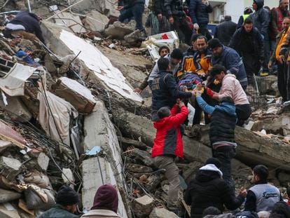 Ciudadanos y equipos de emergencia rescatan a una persona en un edificio derrumbado en Adana, Turquía, 6 de febrero de 2023.
