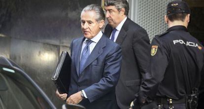El expresidente de Caja Madrid, Miguel Blesa, sale de la Audiencia Nacional