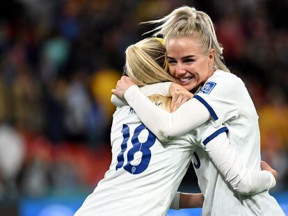 Brisbane (Australia), 07/08/2023.- Chloe Kelly (left) of England celebrates with Alex Greenwood (right) after she kicked the winning penalty goal to defeat Nigeria in the FIFA Women's World Cup 2023 Round of 16 soccer match between England and Nigeria at Brisbane Rectangular Stadium in Brisbane, Australia, 07 August 2023. (Mundial de Fútbol) EFE/EPA/DARREN ENGLAND AUSTRALIA AND NEW ZEALAND OUT
